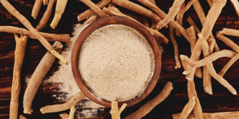 Ashwagandha roots and powder